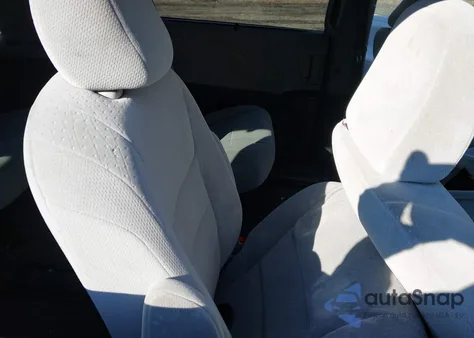 2015 Toyota Sienna Le 8 Passenger z USA, uszkodzony, nr VIN 5TDKK3DC3FS628763